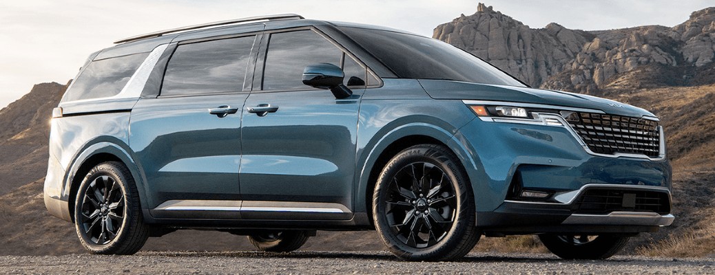 Front-quarter view of the 2024 Kia Carnival Blue