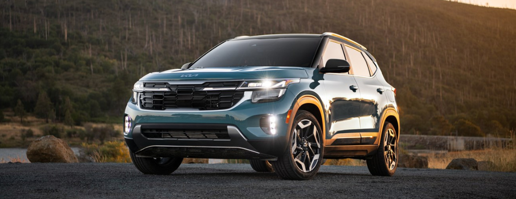 Front-quarter view of the 2024 Kia Seltos Pluton Blue