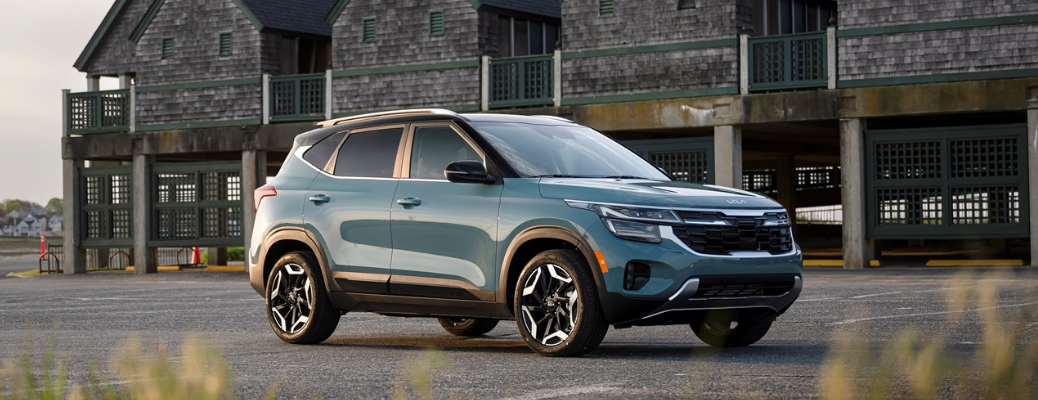 Side view of the 2024 Kia Seltos parked in front of a building