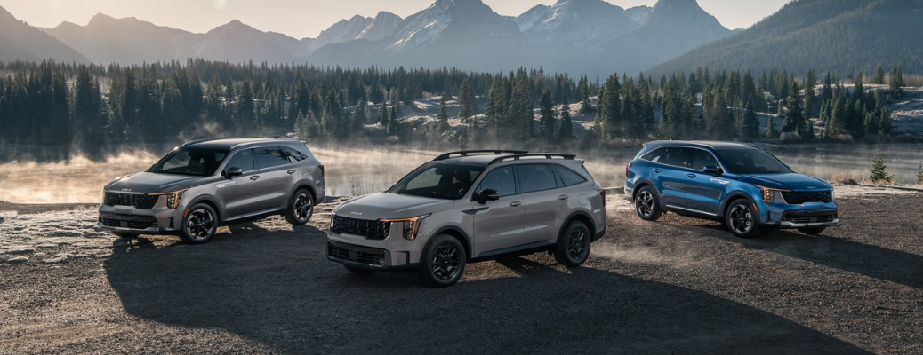 2025 Kia Sorento vehicles parked on a smooth terrain