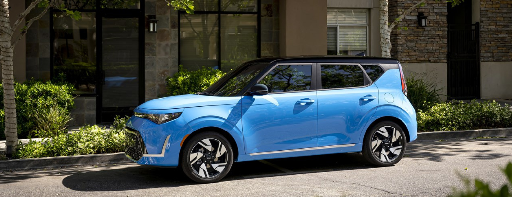 Side view of the 2025 Kia Soul in front of a building