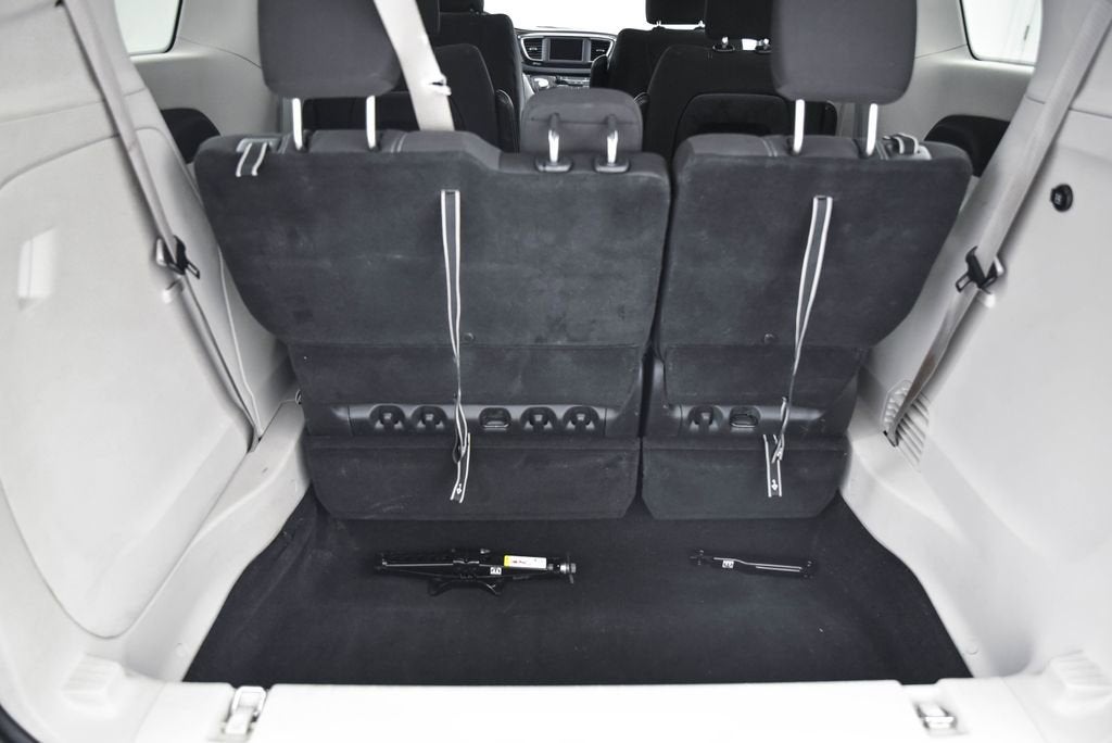 2022 Chrysler Voyager LX