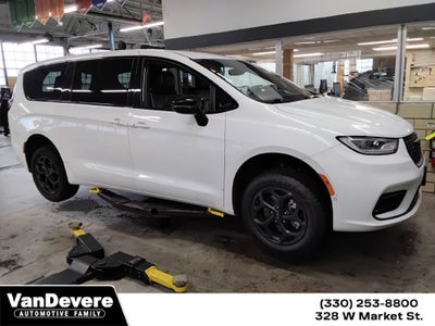 2024 Chrysler Pacifica Hybrid S Appearance Pkg