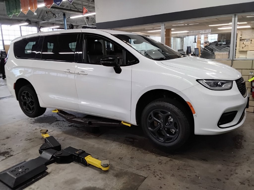 2024 Chrysler Pacifica Hybrid S Appearance Pkg