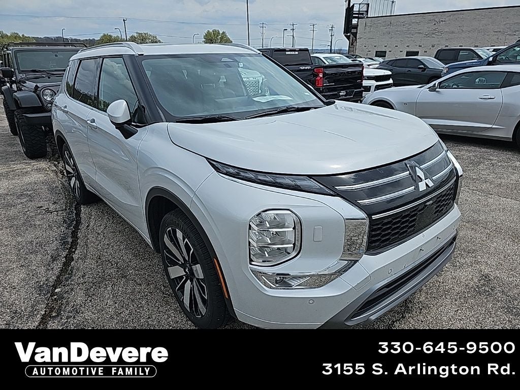 2025 Mitsubishi Outlander Base