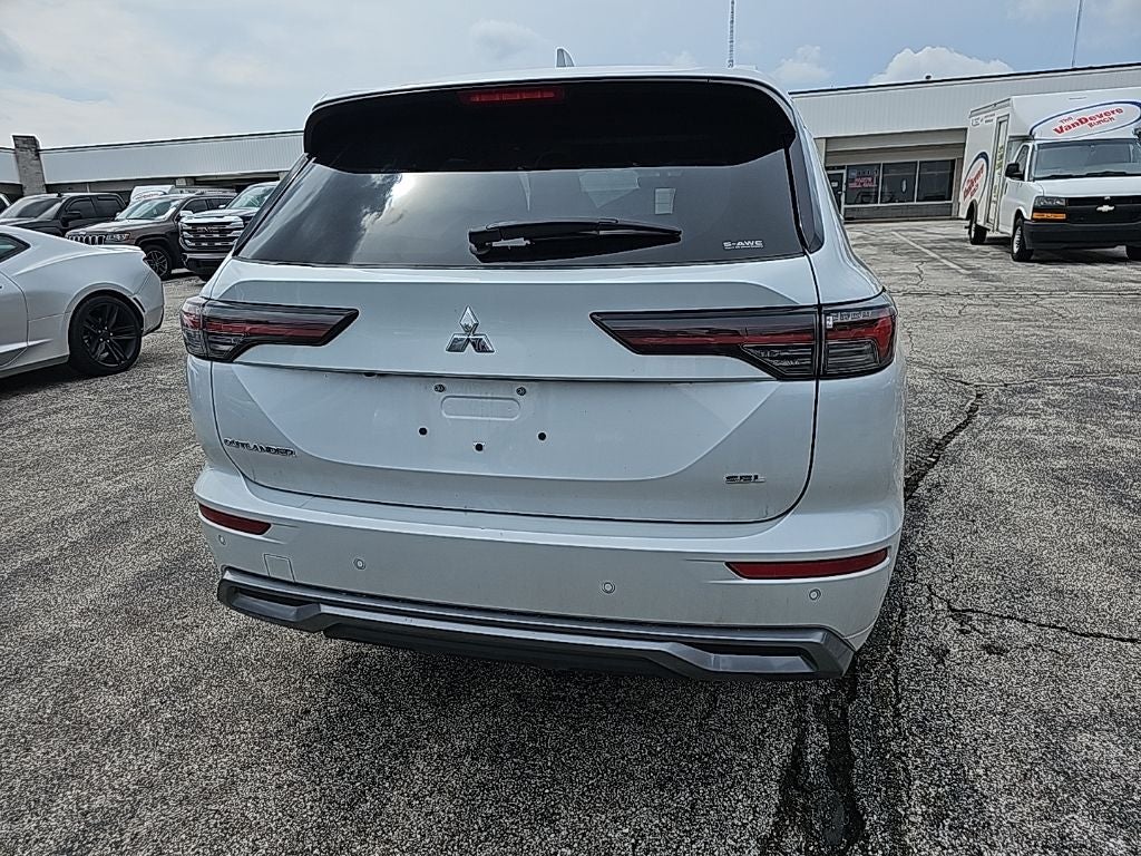 2025 Mitsubishi Outlander Base