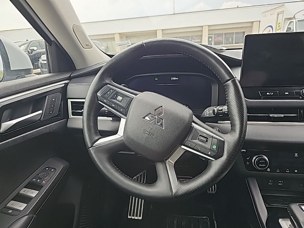 2025 Mitsubishi Outlander Base