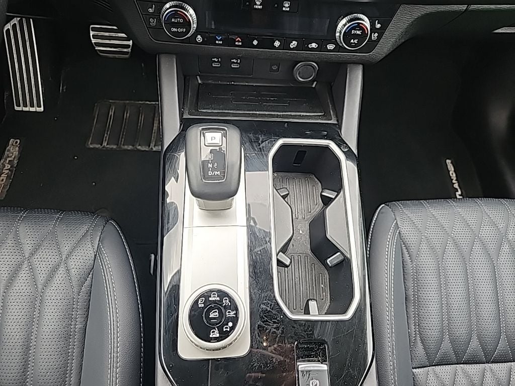 2025 Mitsubishi Outlander Base