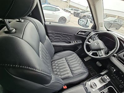 2025 Mitsubishi Outlander Base