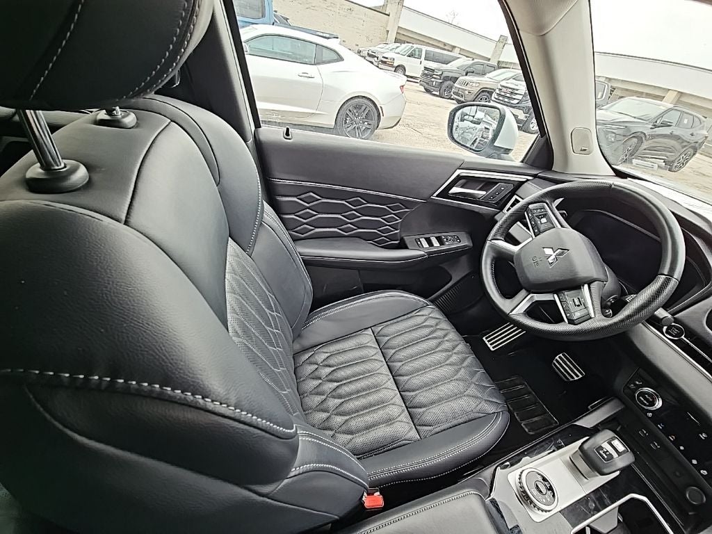 2025 Mitsubishi Outlander Base