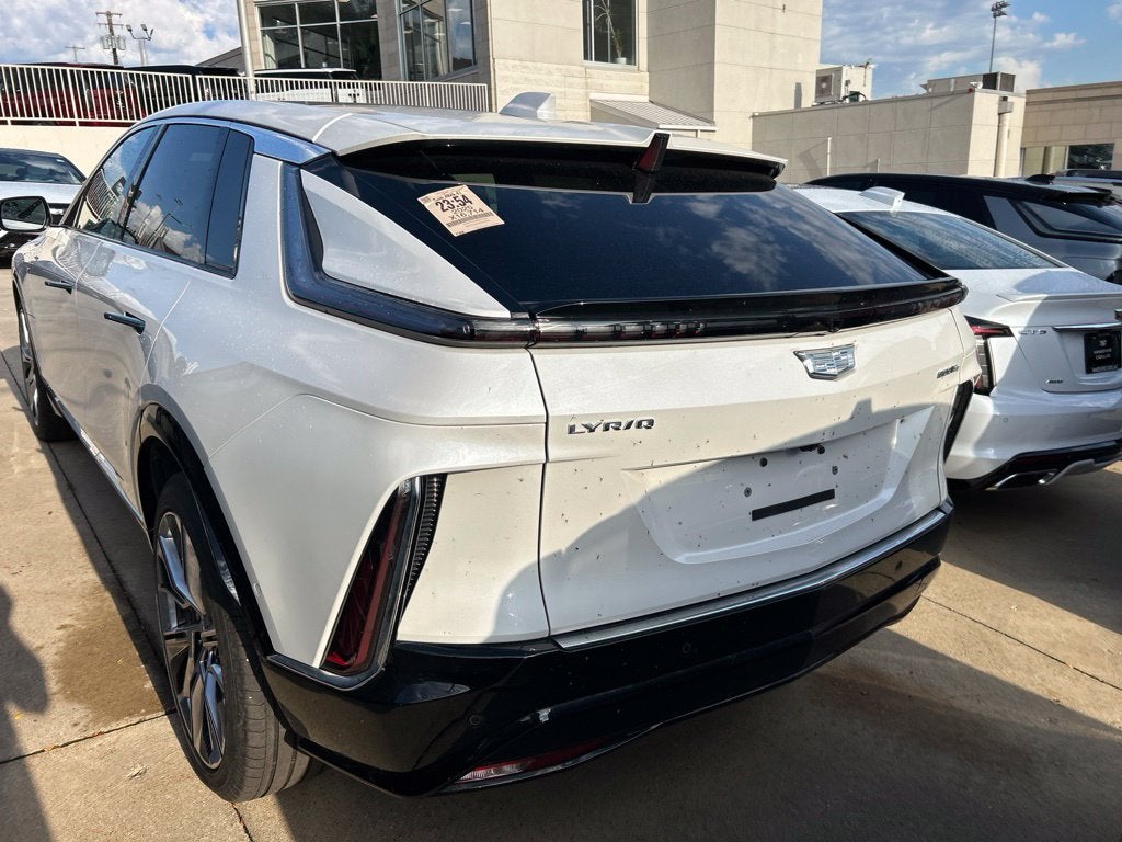 2025 Cadillac LYRIQ Luxury 3