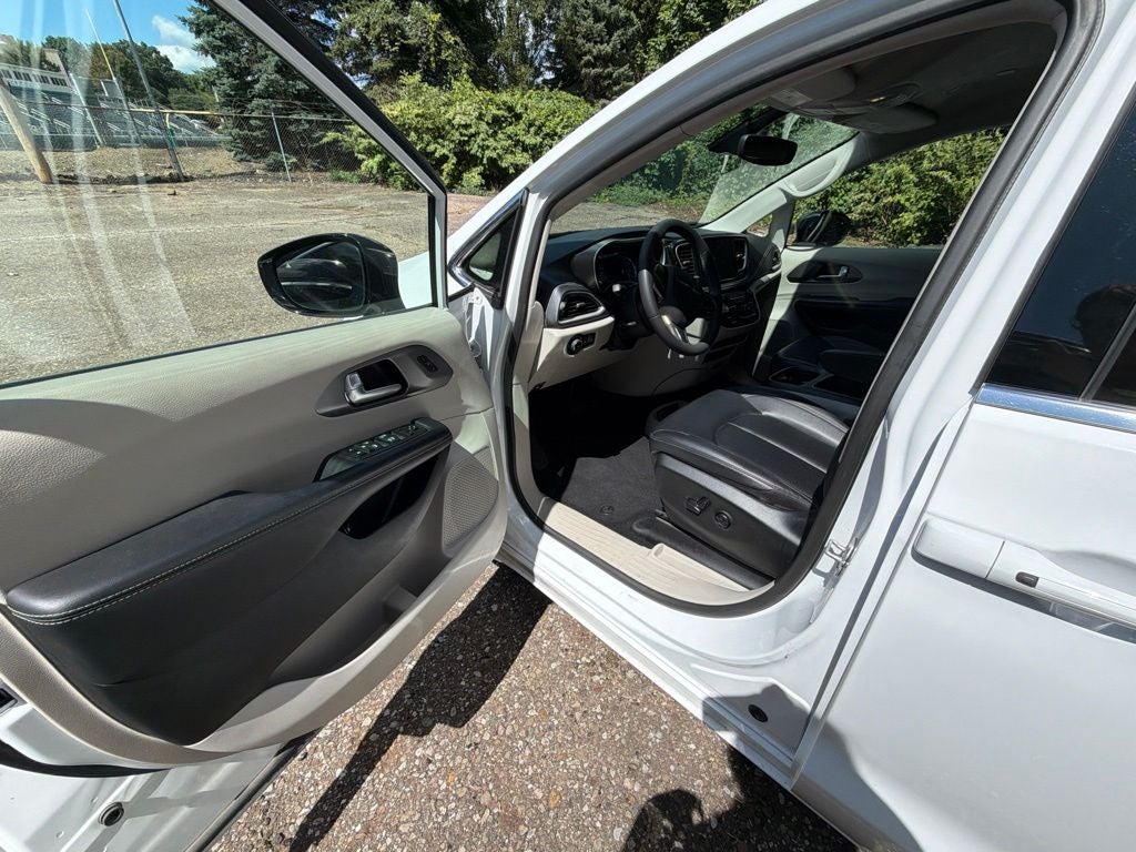 2024 Chrysler Pacifica Hybrid Select
