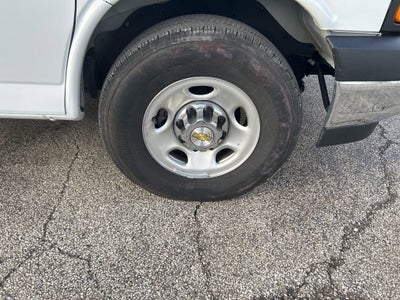 2025 Chevrolet Express Passenger 1LT