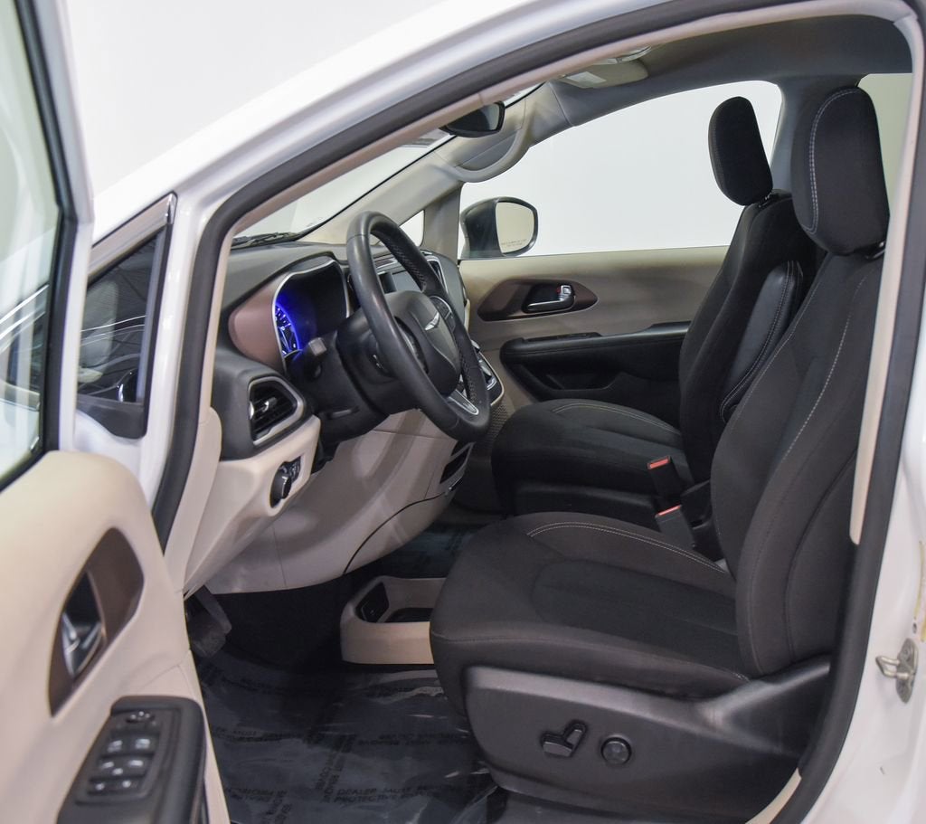 2024 Chrysler Voyager LX