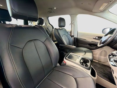 2024 Chrysler Pacifica Select