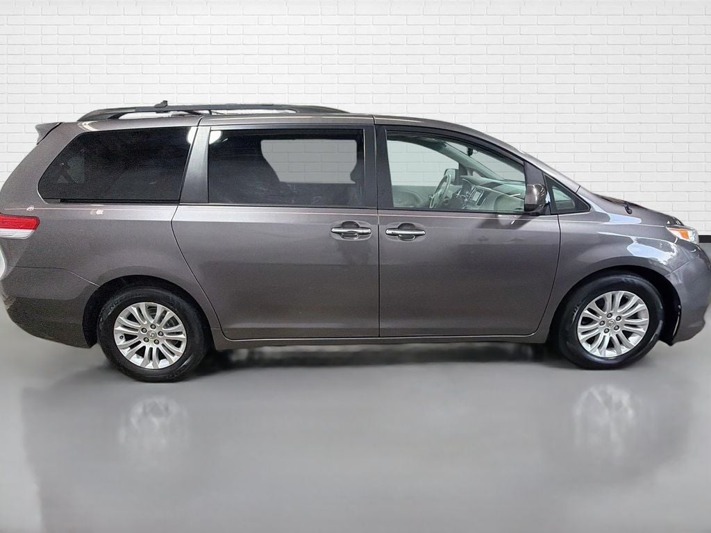 2014 Toyota Sienna XLE 8 Passenger
