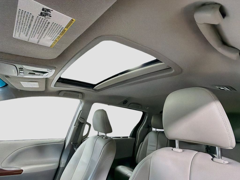 2014 Toyota Sienna XLE 8 Passenger