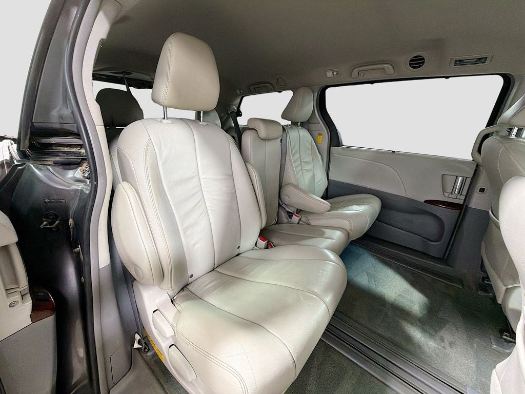 2014 Toyota Sienna XLE 8 Passenger
