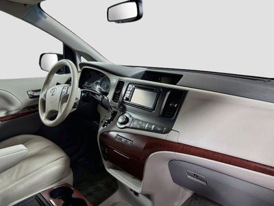 2014 Toyota Sienna XLE 8 Passenger