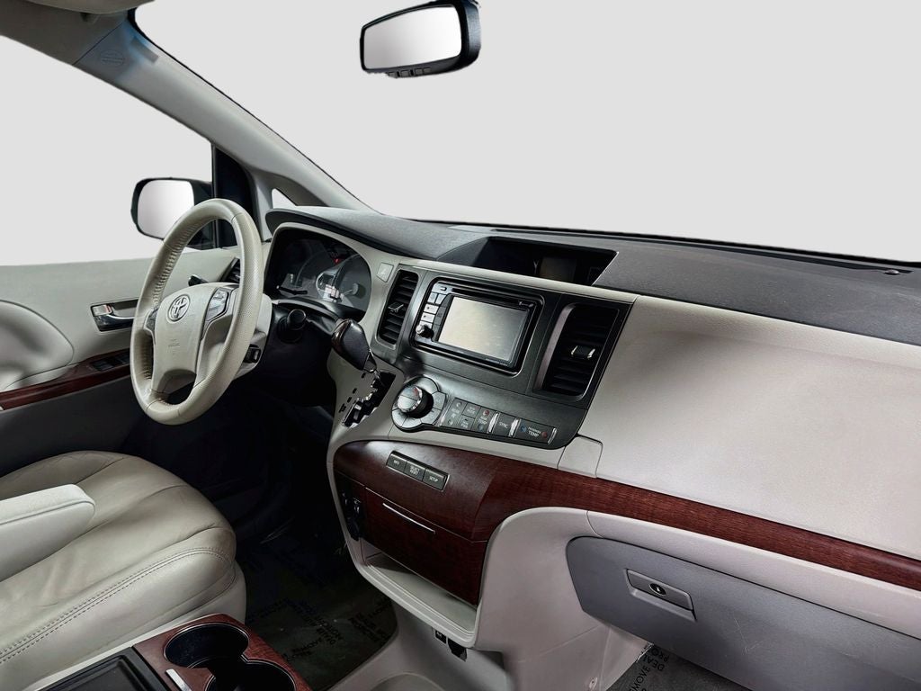 2014 Toyota Sienna XLE 8 Passenger