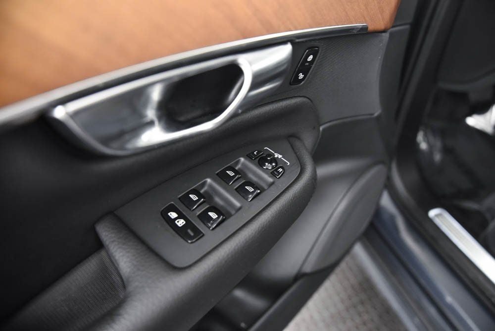 2022 Volvo XC90 T6 Momentum